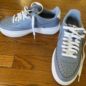 Nike court sneakers (airmax) size 9 woman’s